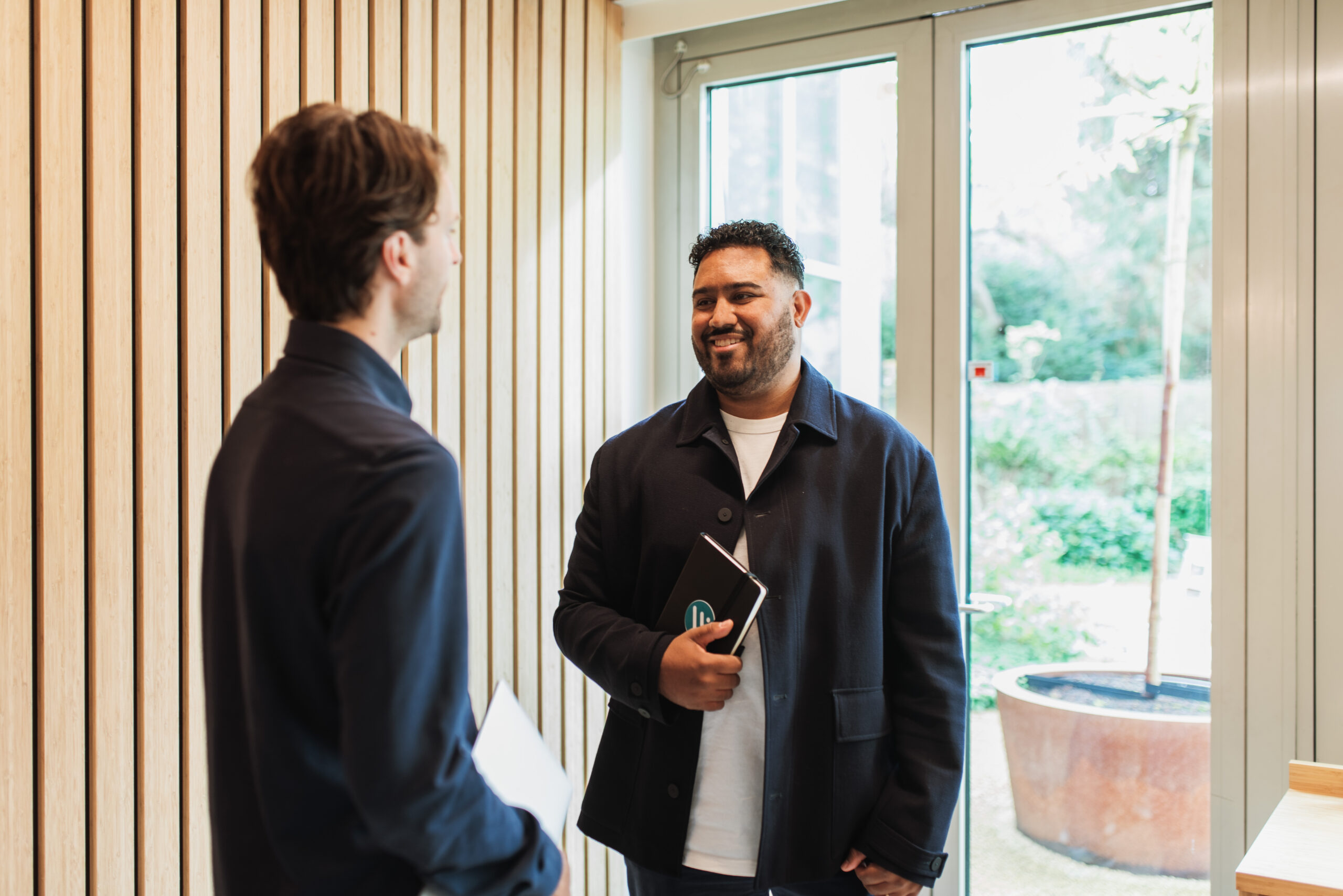 Collega's die aan het praten zijn over employment screening