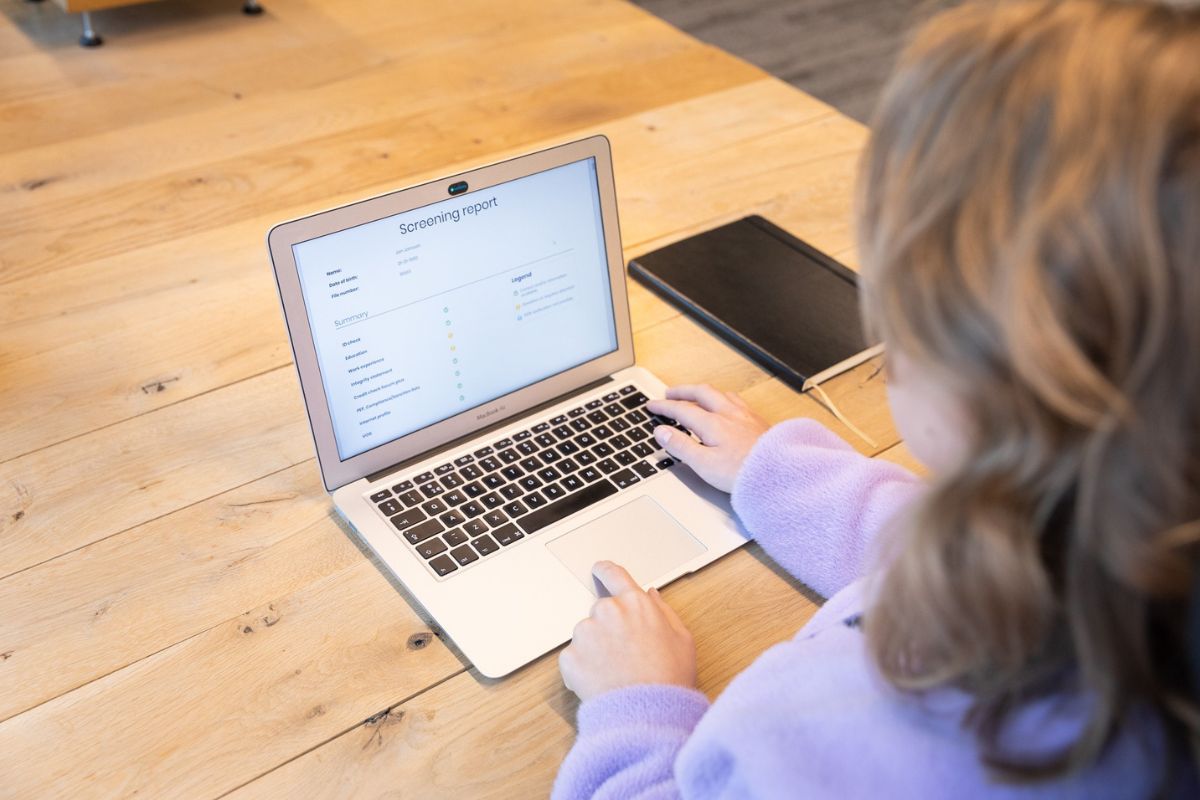 Person läser igenom en screeninrapport från DISA på en laptop