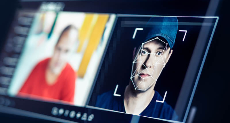 Person i digital jobbintervju med ansiktsigenkänning
