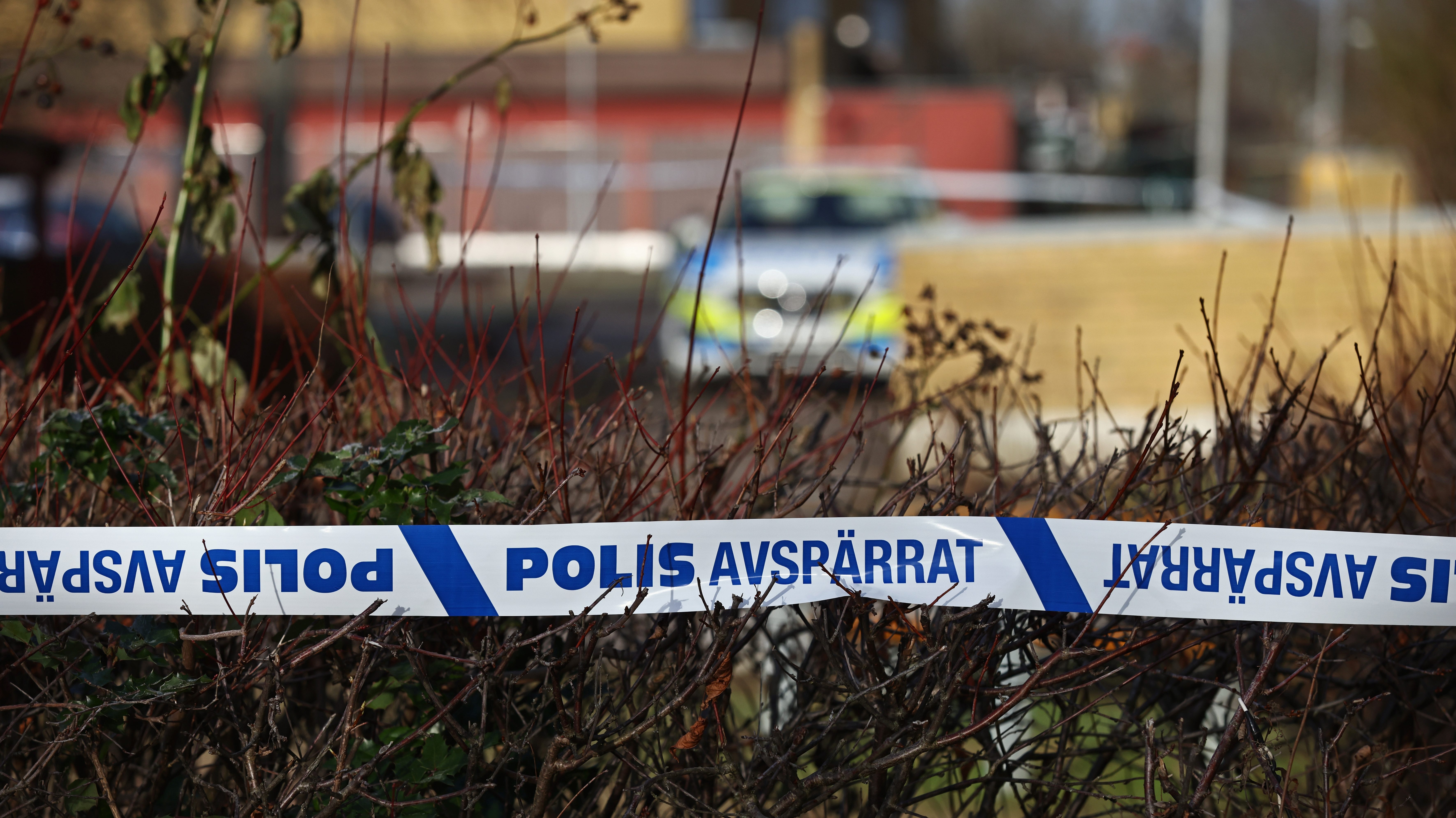 I bakgrunden syns en polisbil och i framkant en polisavspärrning