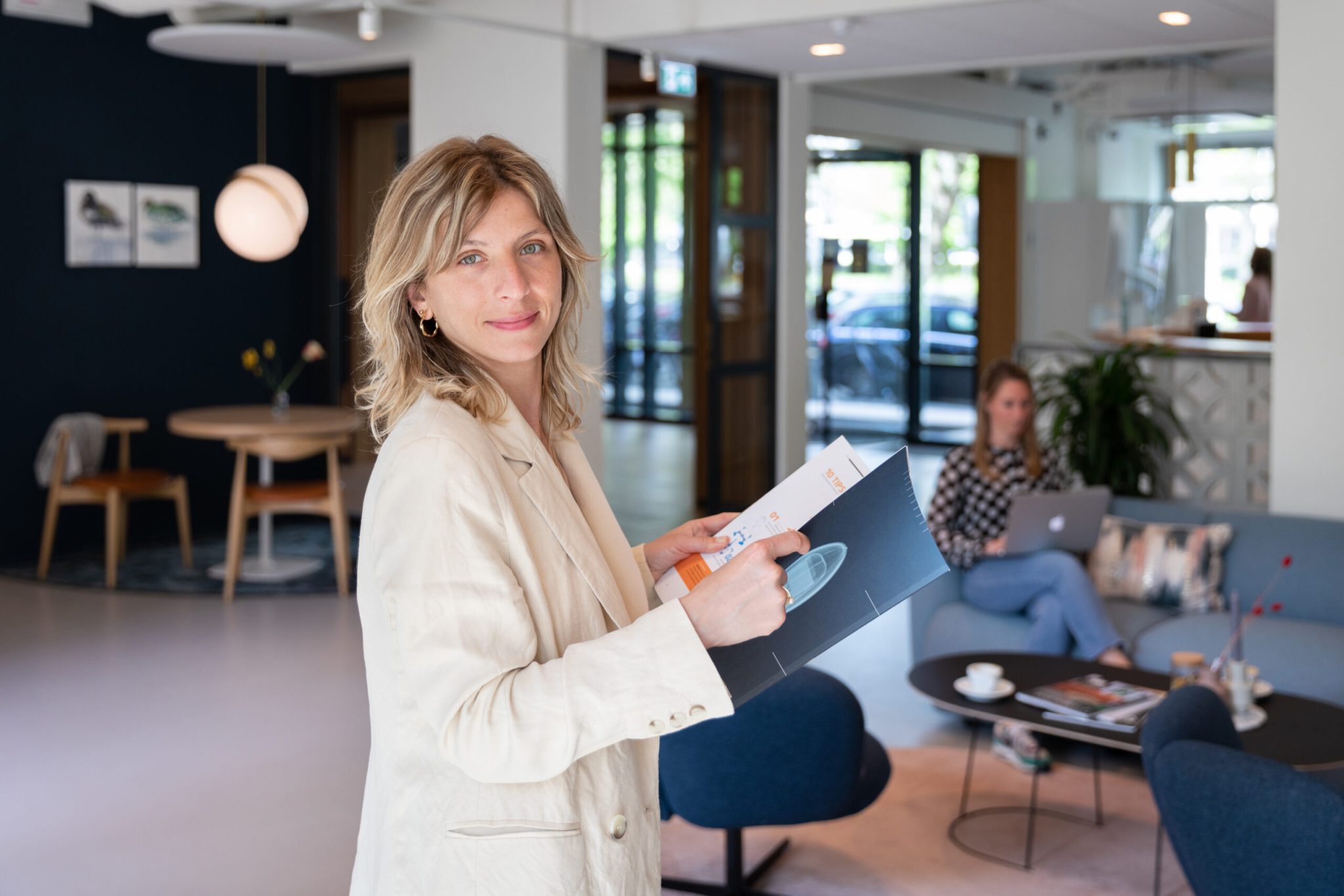 Frau arbeitet an Unterlagen im Büro