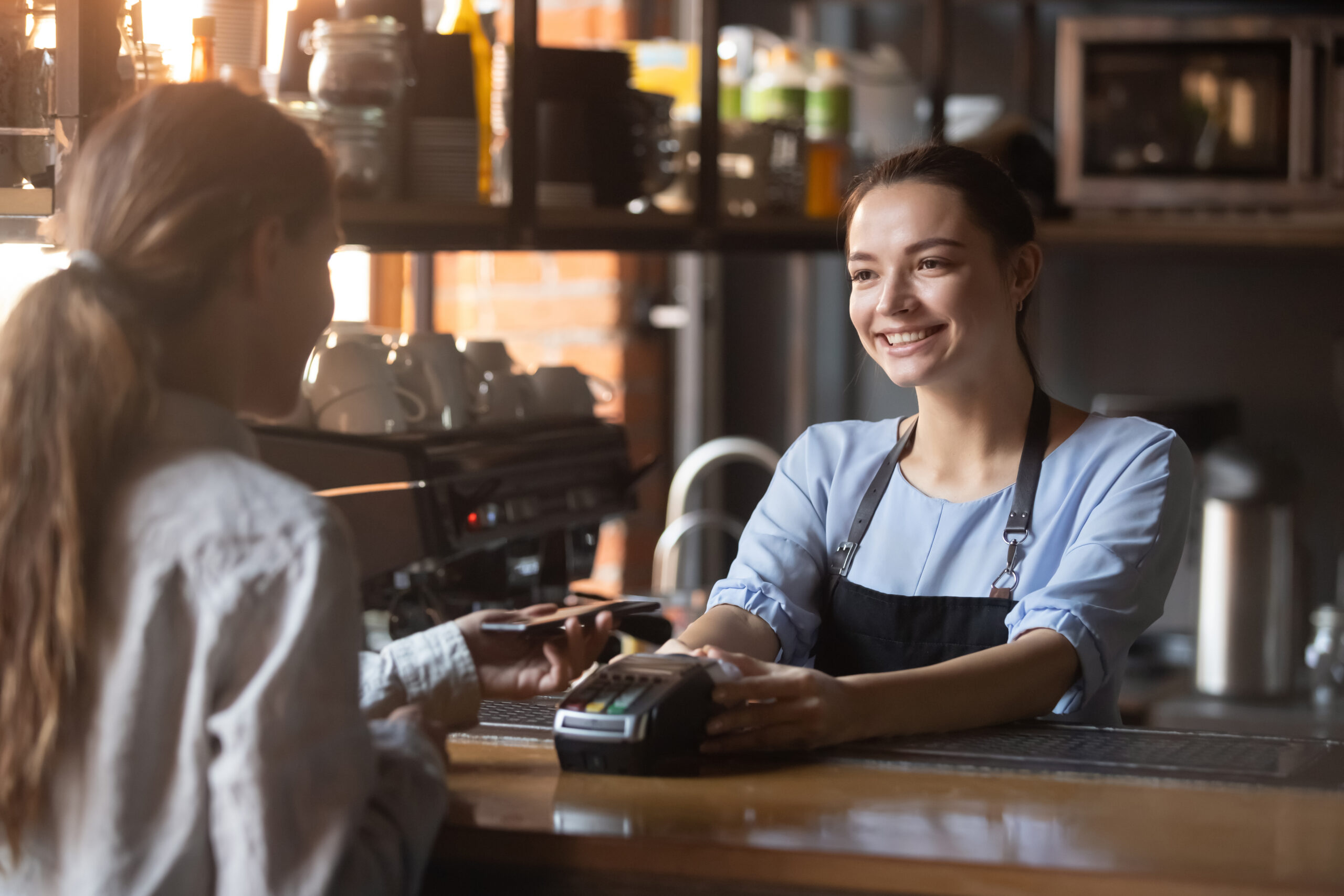 vrouw werkt achter een bar