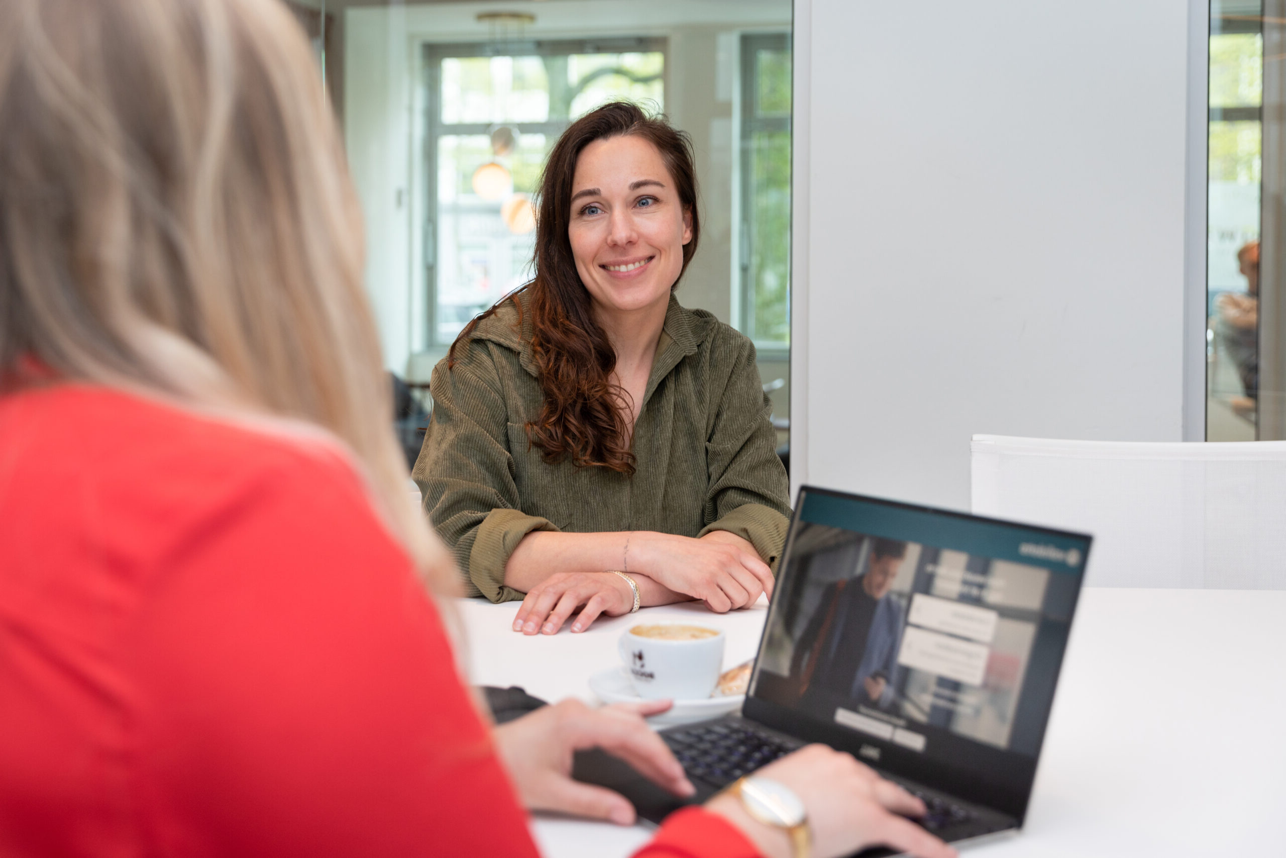 HR-vertegenwoordiger interviewt werknemer