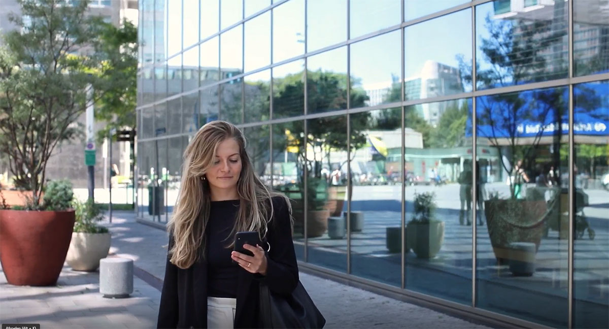 sollicitant die screening voltooit op telefoon