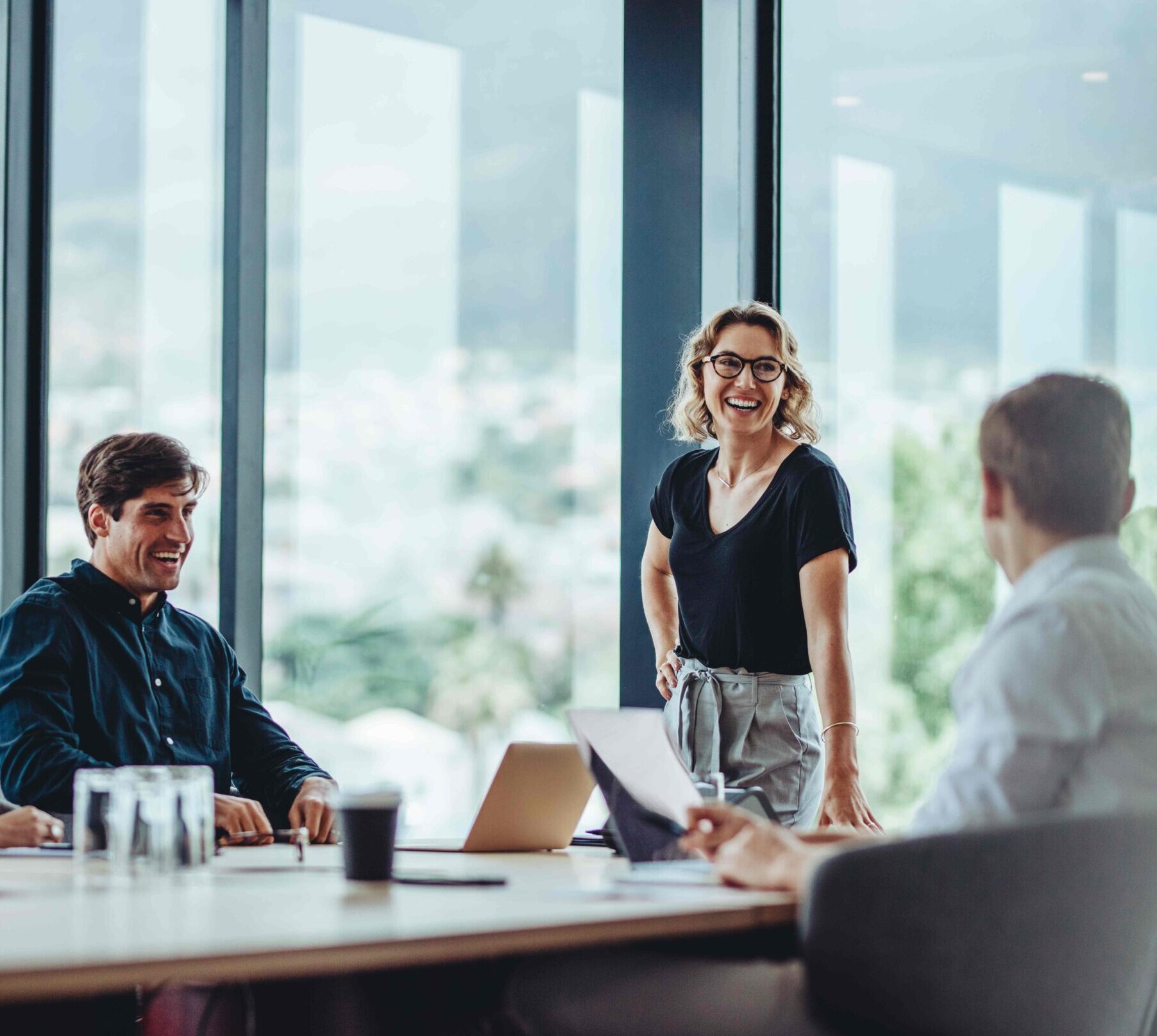 Mensen vergaderen in boardroom en lachen