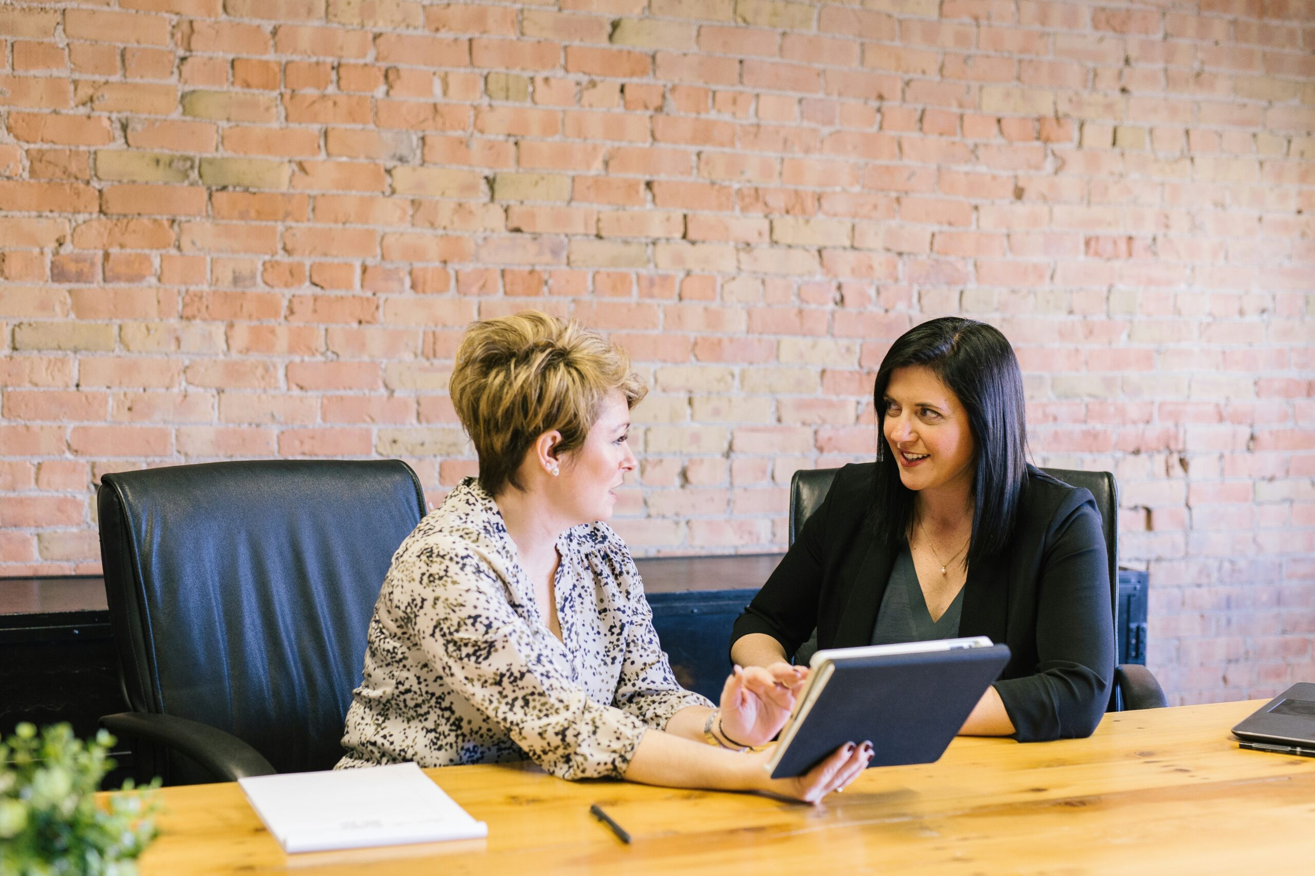 Two female employers discuss background checks in Gothenburg.